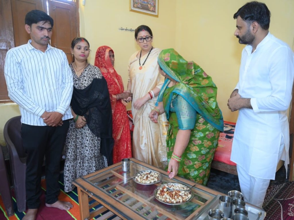 अमेठी में सियासी हलचल तेज, राहुल गांधी के बाद स्मृति ईरानी की सक्रियता बढ़ी