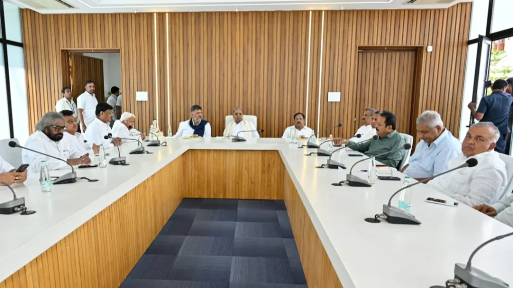 कर्नाटक में बड़ा बदलाव: सिद्धारमैया दोपहर 3:30 बजे देंगे इस्तीफा, डीके शिवकुमार बनेंगे नए मुख्यमंत्री