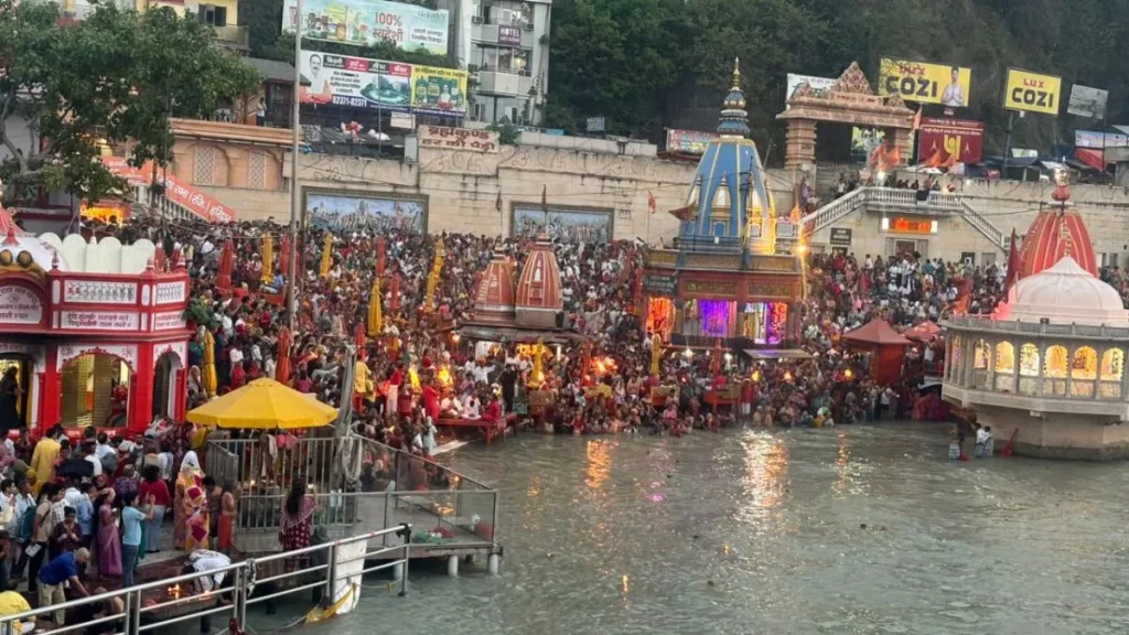 हरिद्वार: गंगा दशहरा पर हरकी पैड़ी में श्रद्धालुओं की आस्था की डुबकी