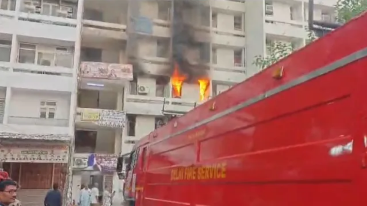 Fire in Karkarduma Court: कड़कड़डूमा कोर्ट के स्कैनिंग रूम में लगी आग Fire in karkarduma Court