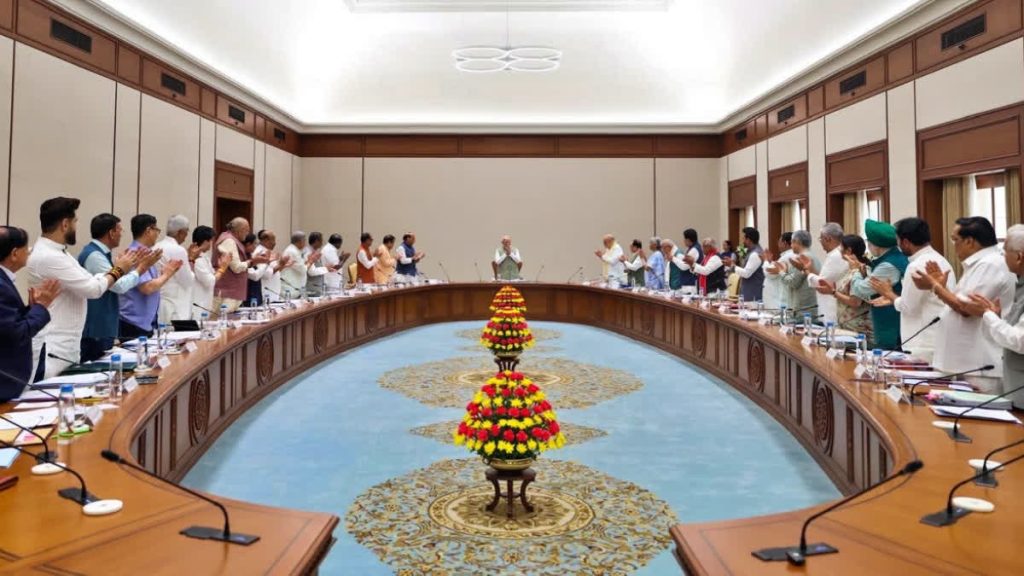 DelhiNews : भारत मंडपम में NDA की बैठक, कैबिनेट में खड़े होकर किया अभिवादन; सराहना प्रस्ताव भी पारित