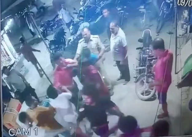 Maharajganj News: दारोगा के सामने मारपीट, घटना की वीडियो सोशल मीडिया पर वायरल Maharajganj News