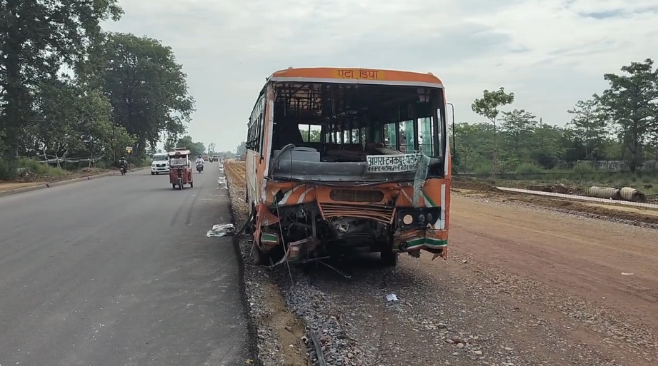 Kasganj News: कासगंज में दर्दनाक सड़क हादसा, रोडवेज बसों की भिड़ंत में 2 की मौत, 34 घायल दुर्घटनाग्रस्त रोडवेज बस