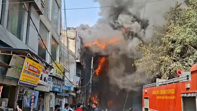 RohtakFireNews: शू शोरूम में भीषण आग का तांडव, 5 घंटे बाद भी काबू नहीं 4 लोगों के जिंदा जलने की आशंका