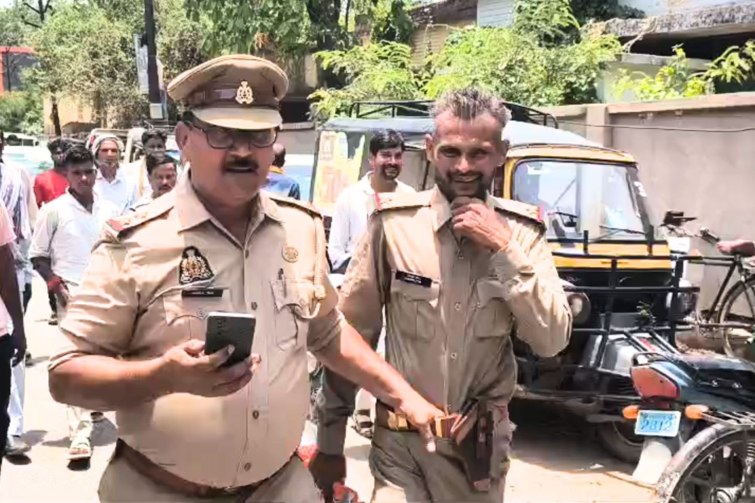 Mirzapur News: खाकी वर्दी पहनकर कलेक्ट्रेट में घूम रहे संदिग्ध व्यक्ति को हिरासत में लिया Mirzapur News