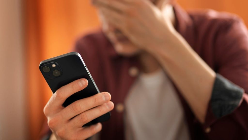 FOMO से एल्गोरिदम तक: क्यों बढ़ रही है डूम स्क्रॉलिंग की लत?