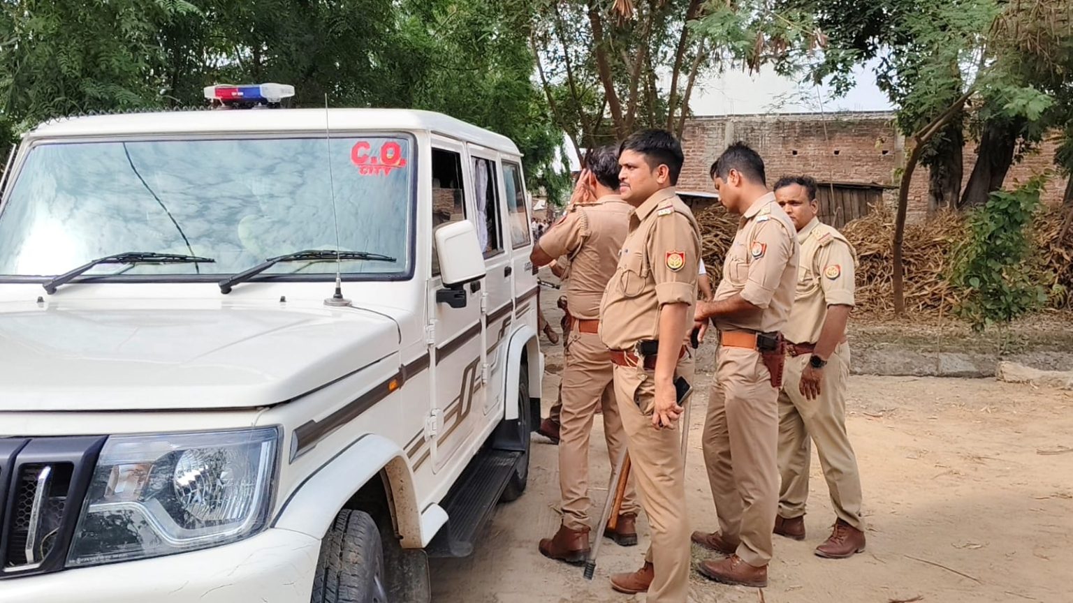 किशोरी के गायब होने पर, आक्रोशित भीड़ ने जमकर बवाल किया
