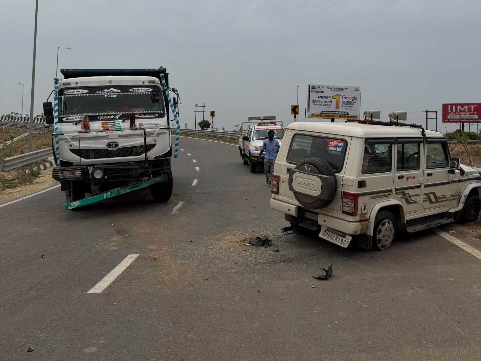 MathuraNews: यमुना एक्सप्रेसवे पर भीषण हादसा विधायक के सुरक्षा वाहन की ट्रक से टक्कर, दरोगा की मौत