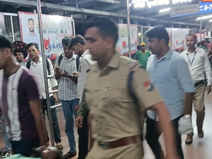 AligarhNews: कूड़ा बीनने वाले किशोर ने शताब्दी एक्सप्रेस पर फेंका पत्थर, मंत्री भागवत सहित अन्य मौजूद