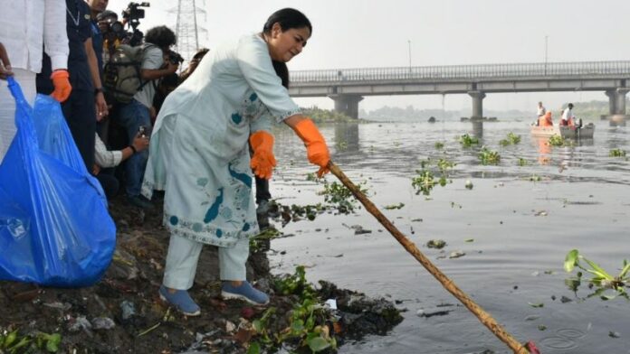 ‘यमुना हमारी जिम्मेदारी’—28 घाटों की सफाई में शामिल हुईं CM रेखा गुप्ता yamuna cleaning drive