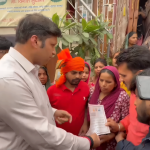 नियुक्ति पत्र प्रदान करते जिलाधिकारी