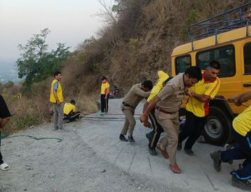 UttarakhandNews : मसूरी में भीषण हादसा सैकड़ों फीट गहरी खाई में गिरी कार, 4 की मौत