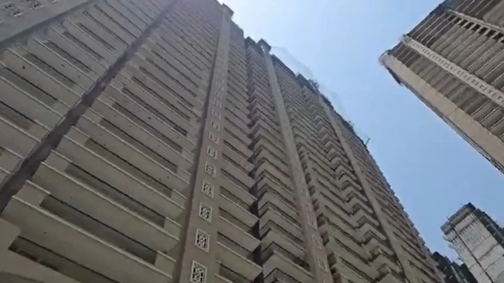 GreaterNoida : “ग्रेटर नोएडा में दर्दनाक हादसा 37वीं मंजिल से गिरे 2 मजदूर मौत”