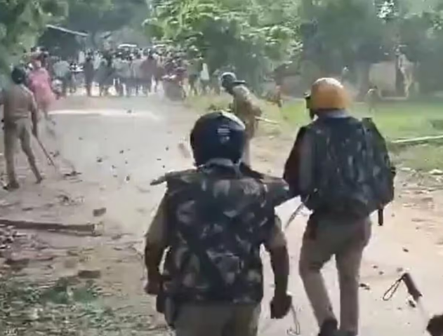 Deoria News: सरकारी जमीन पर प्रतिमा स्थापना के बाद बवाल, लापरवाही बरतने वाले 5 कर्मचारी निलंबित