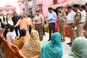 मुख्यमंत्री योगी आदित्यनाथ ने करीब 200 लोगों से मुलाकात