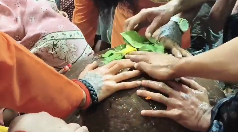 सावन के पहले सोमवार पर देवकली मंदिर में उमड़ा आस्था का सैलाब, सुबह 4 बजे से भक्तों की भारी भीड़ शिव पूजा