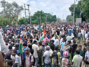 लाठीचार्ज के बाद बढ़ा छात्रों का आक्रोश