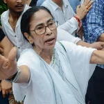 ममता बनर्जी ने कार पर पथराव