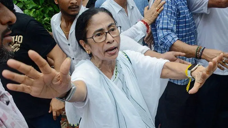 ममता बनर्जी ने कार पर पथराव को लेकर जताई चिंता, ‘सिर फट सकता था, जान भी जा सकती थी’ ममता बनर्जी ने कार पर पथराव