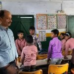 कन्नौज में अनोखा अंदाज, निरीक्षण करने पहुंचे डीएम ने बच्चों के बीच संभाली शिक्षक की भूमिका