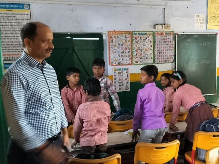 डीएम की क्लास में बैठे बच्चे, बोर्ड पर पढ़ाया पाठ और परखा छात्रों का ज्ञान कन्नौज में अनोखा अंदाज, निरीक्षण करने पहुंचे डीएम ने बच्चों के बीच संभाली शिक्षक की भूमिका