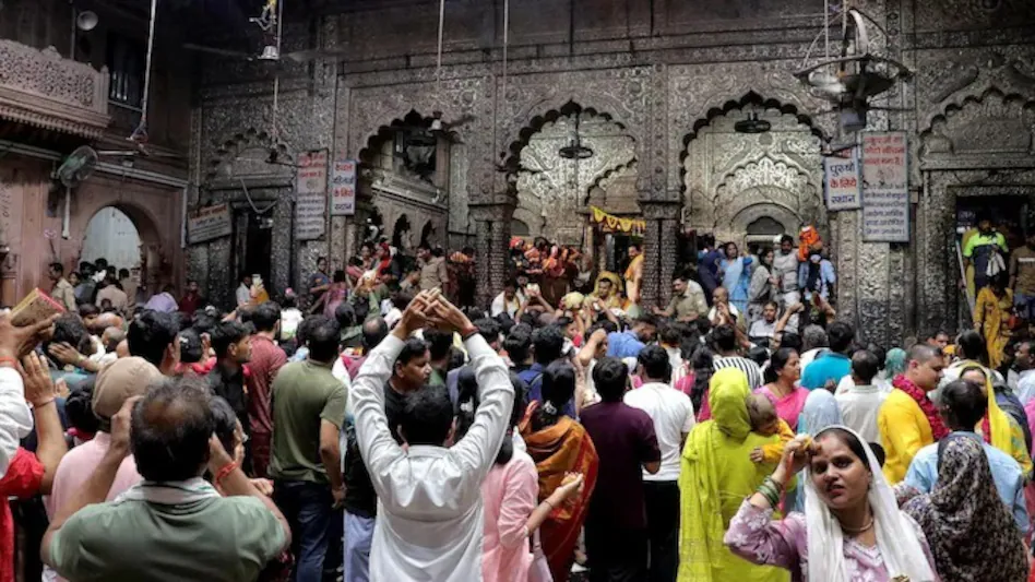 5 महीने बाद बदली बांकेबिहारी मंदिर की व्यवस्था, अब गर्भगृह से होंगे ठाकुरजी के दर्शन बांकेबिहारी मंदिर की व्यवस्था