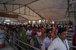 रात से ही लगने लगी थीं कतारें