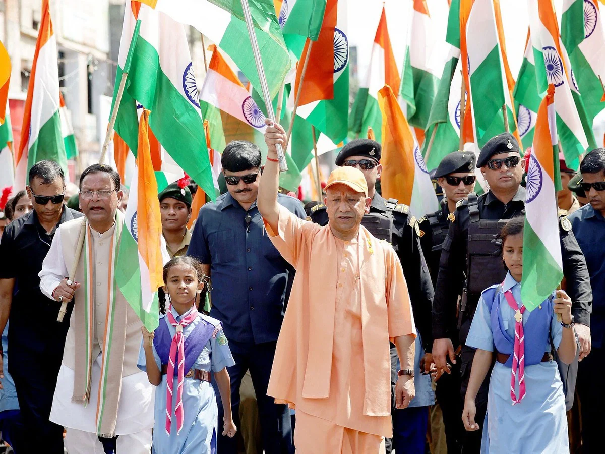 गोरखपुर में CM योगी की तिरंगा यात्रा