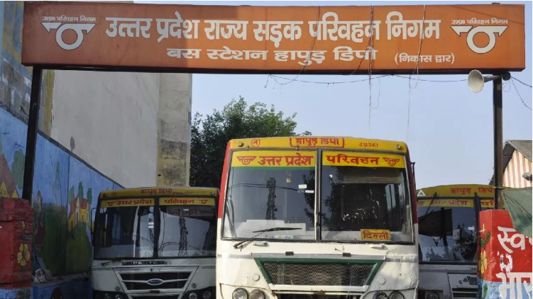 चलती बस में बेहोश हुआ ड्राइवर, यात्रियों ने कूदकर बचाई अपनी जान, UP का मामला UP News
