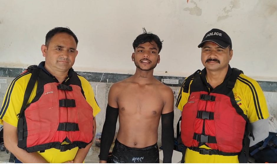 ऋषिकेश में बहते कांवड़िए के लिए ‘देवदूत’ बना SDRF जवान, मौत के मुंह से बचाई जान