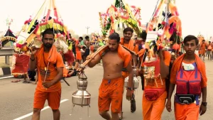 नंगे पैर निकले शिवभक्त, हर कदम पर दिखी आस्था