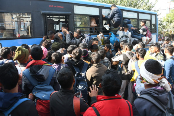 बस बनी रेल का जनरल डिब्बा, किया सीज बस