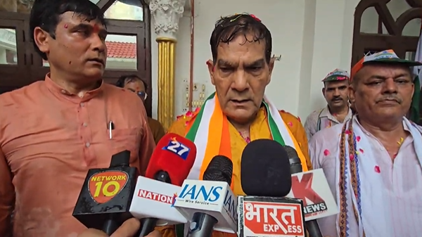 बारिश भी नहीं रोक पाई देशभक्ति का जज्बा, लोनी में भीगते हुए निकली भव्य तिरंगा यात्रा