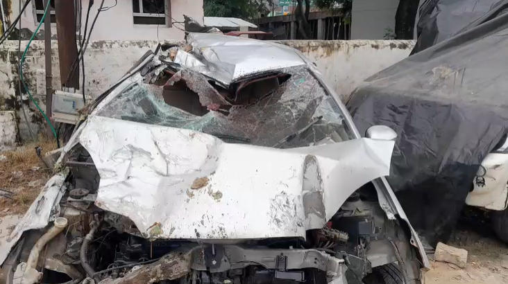 अलीगढ़-एटा हाईवे पर भीषण कार हादसा, दो सगे भाइयों समेत तीन की मौत, चार लोग गंभीर हादसा