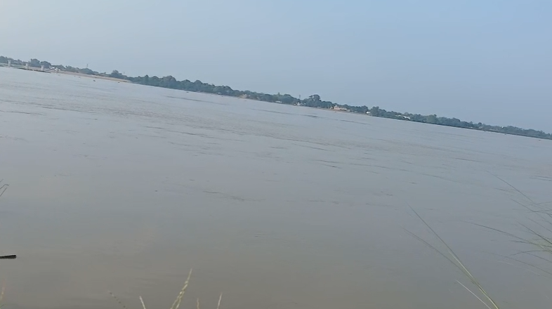 Flood Threat in Azamgarh: किसानों की फसलें हुई नष्ट Flood Threat in Azamgarh