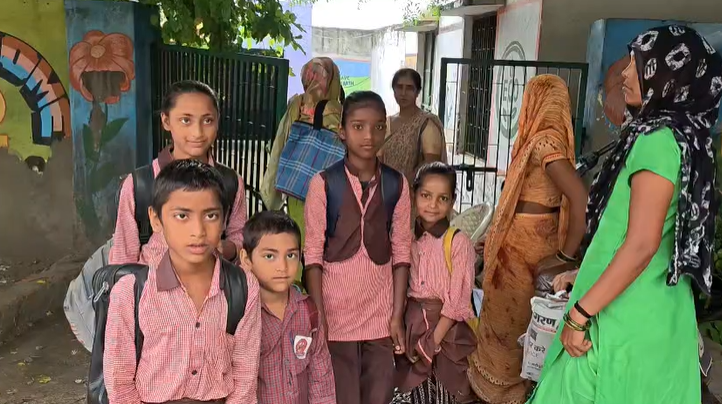 आगरा में बारिश से स्कूल में भरा पानी, बच्चों की पढ़ाई पर संकट