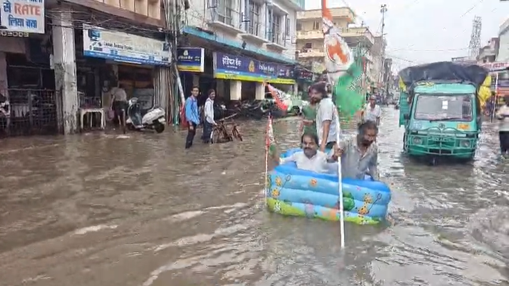 सड़क पर नाव चलाते दिखे लोग, बारिश ने खोली कानपुर स्मार्ट सिटी की पोल