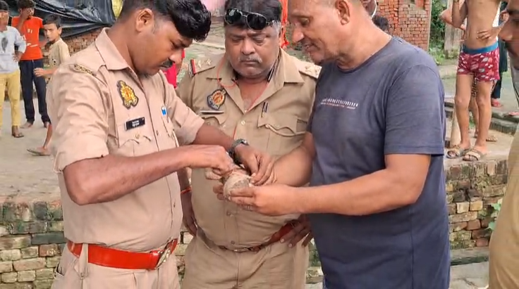 घर के अंदर पॉलीथिन में मिला हैंड ग्रेनेड, गांव में मचा हड़कंप