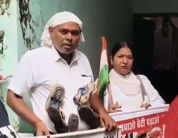 जूते और चप्पलो की माला पहनकर शख्स पहुंचा एसडीएम ऑफिस