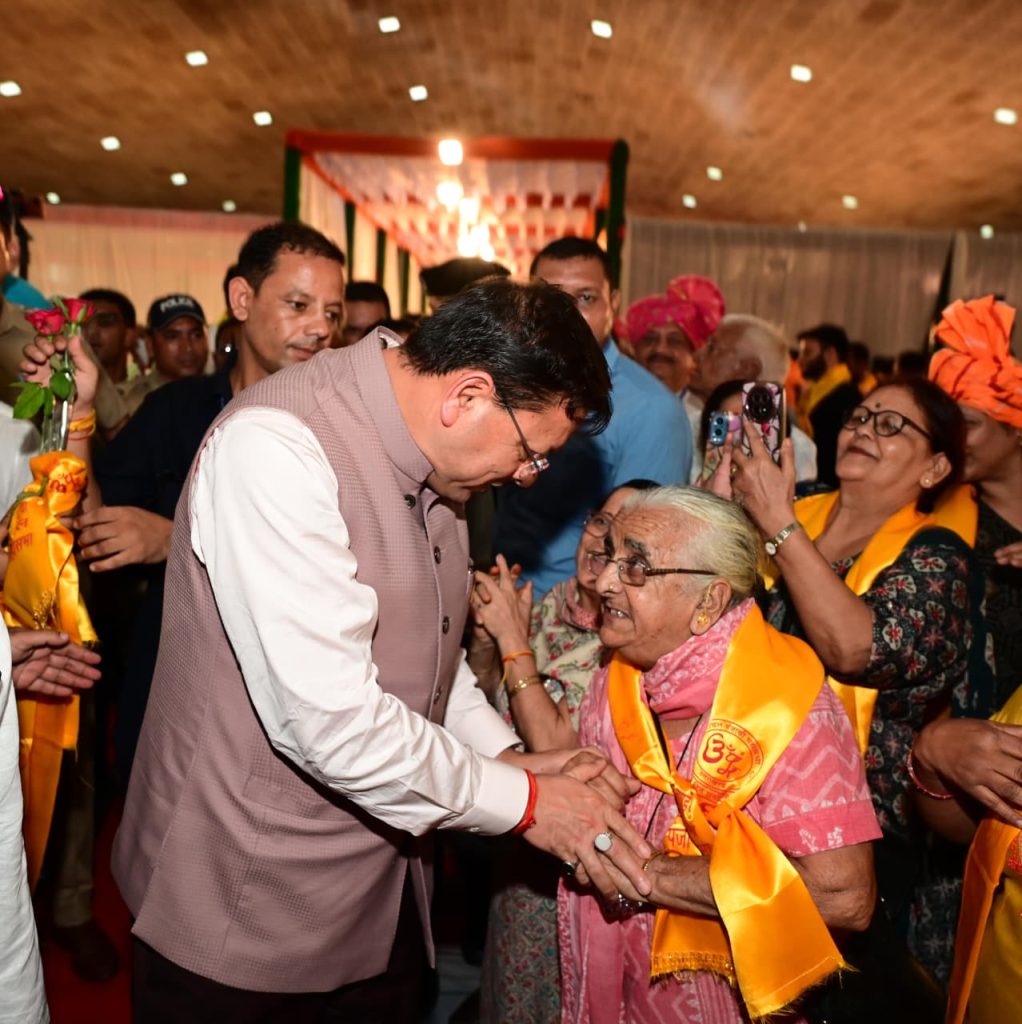 शहीद अमित कुमार अणथ्वाल के परिजनों से मिले CM धामी