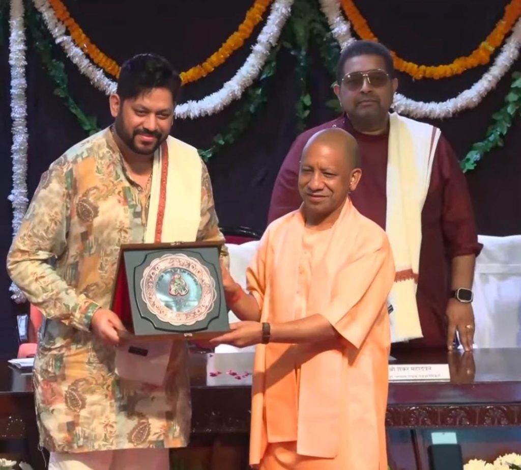 यूपी पुलिस का गौरव गीत ‘खाकी का सितारा’ लॉन्च, CM योगी ने राज शांडिल्य को किया सम्मानित CM योगी ने राज शांडिल्य को किया सम्मानित