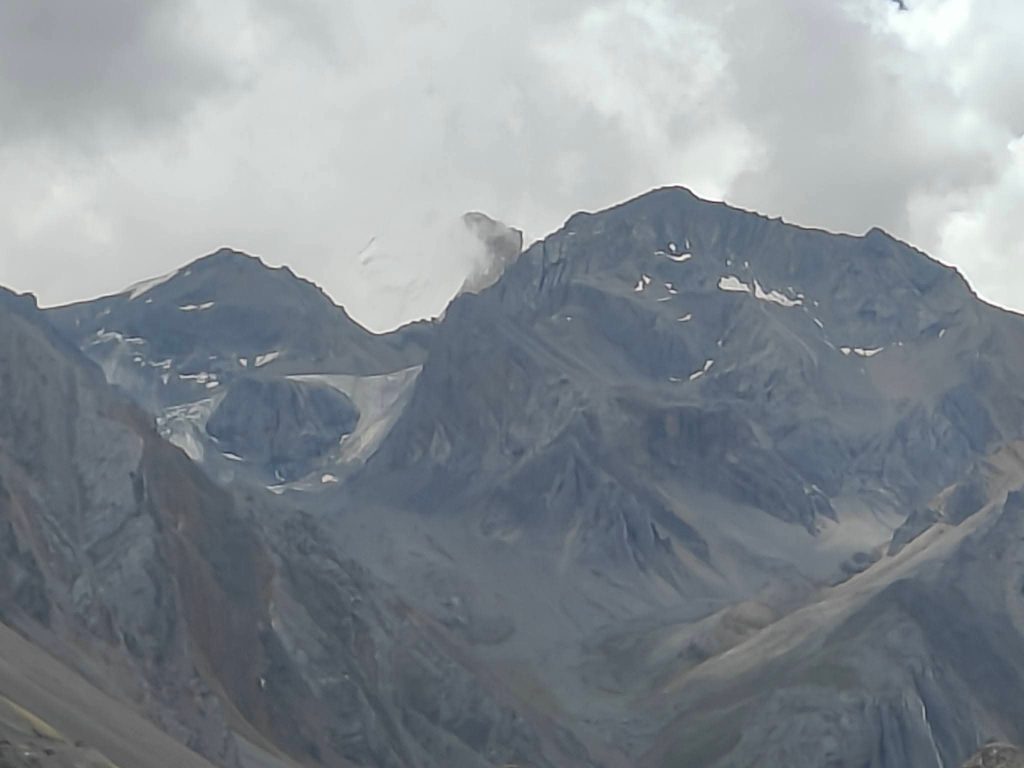 ओम पर्वत से फिर गायब हुई बर्फ, क्या हिमालय दे रहा है खतरे का संकेत?