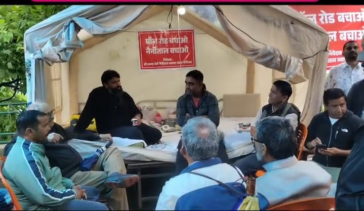 मालरोड निर्माण कार्य समय पर न होने से गुस्साए व्यापारी नेता धरने पर बैठे
