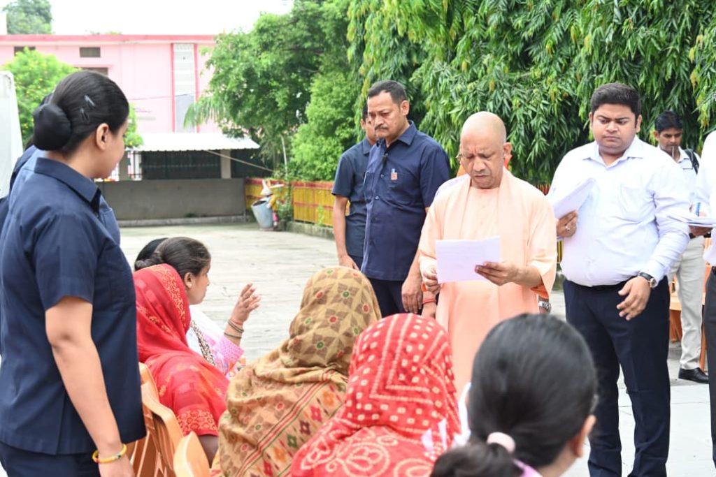महिला की पीड़ा सुन मुख्यमंत्री योगी आदित्यनाथ का सख्त निर्देश