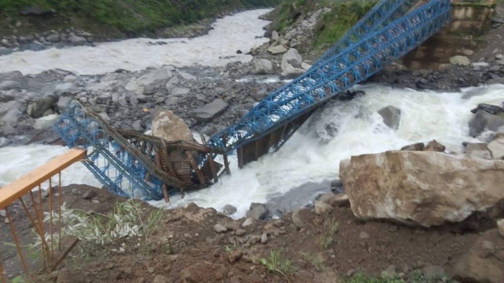 कुलागाड़ में मलबे और बोल्डरों की चपेट में आकर टूटा वैली ब्रिज, तीन घाटियों का संपर्क कटा