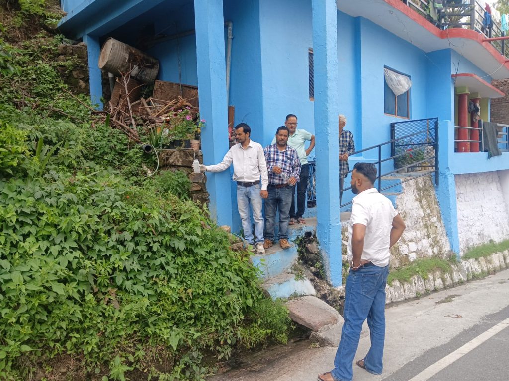 ग्रामीण क्षेत्रों में दूषित पानी की शिकायत: जल संस्थान ने लिए पानी के सेंपल