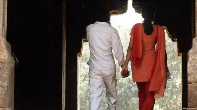 अलीगढ़ में प्रेम विवाह के बाद हंगामा, युवती ने कहा- जबरन निकाह का बनाया जा रहा था दबाव अलीगढ़ में प्रेम विवाह के बाद हंगामा, युवती ने कहा- जबरन निकाह का बनाया जा रहा था दबाव