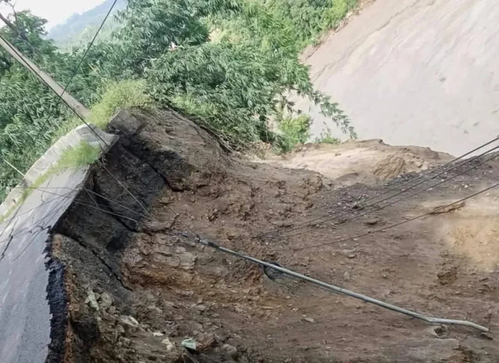 त्रिशूली नदी ने मचाई तबाही, काठमांडू-सोनौली मार्ग पर यातायात पूरी तरह ठप