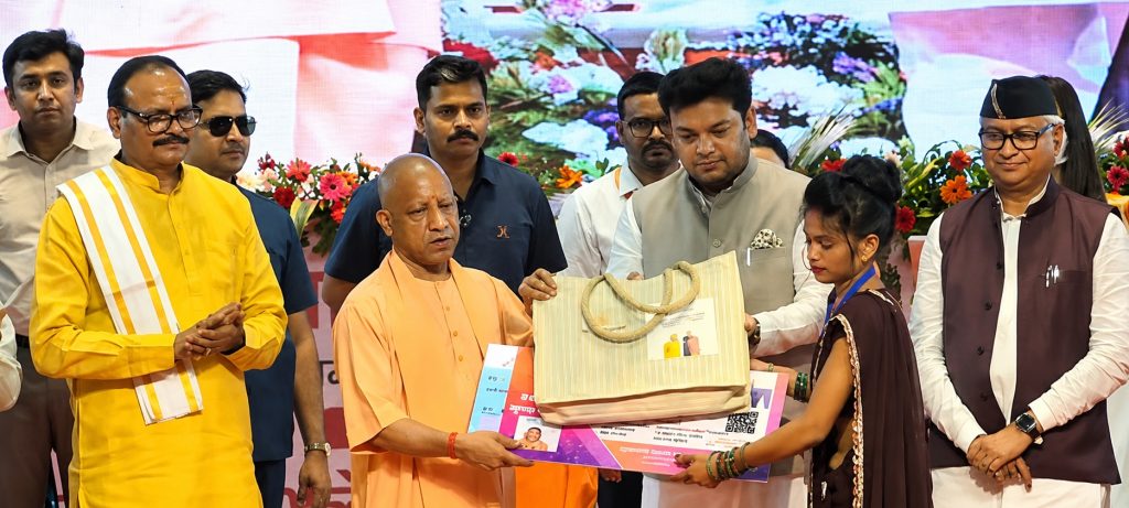 रक्षाबंधन से पहले रसोइयों को योगी सरकार का तोहफा, मानदेय अब 3 हजार, कैशलेस इलाज की सुविधा