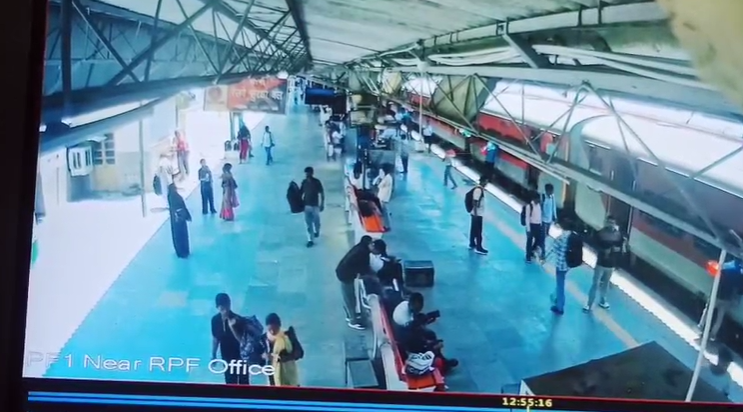 बरेली में बड़ा हादसा टला, चलती ट्रेन से कूदे परिवार को RPF- GRP ने बचाया